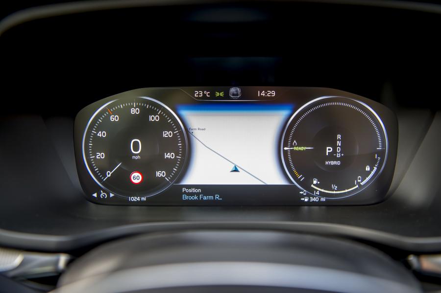 Панель приборов Volvo V60 T8 R-Design 2019 года  (UK) (фото 3 из 32)